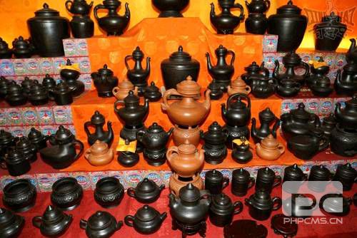 藏族古老的黑陶工艺已有上千年历史，至今仍保留着原始的手工制作方法。班玛黑陶种类繁多，有壶、灯盏、罐、坛等，既是藏族人的日常用品、工艺品，又是当地藏族的宗教文化活动必不可少的信仰用品。