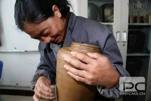 黑陶制作过程都是原始手工制作，用土来自班玛县灯塔乡山，要经过取土、晒干、粉碎、和泥、打磨、捏制、发酵、火烧、熏黑、抛光、成品才能制作出完美的黑陶工艺品。