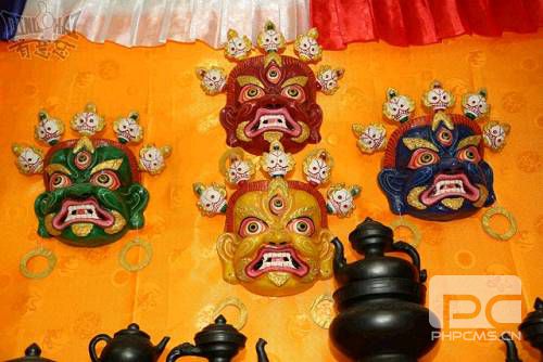 藏族面具艺术，是藏族文明历史进程中的产物。藏族土著先民的烩面、绘身习俗，是面具艺术的初期形式。目前，在藏区面具还很盛行，它已不仅仅是宗教用具，现已作为工艺品挂件，在民间十分流行。