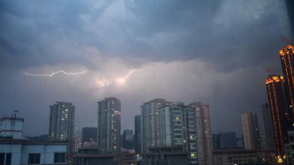 甘肃迎连续强对流天气 冰雹携雨夜袭兰州阻交通