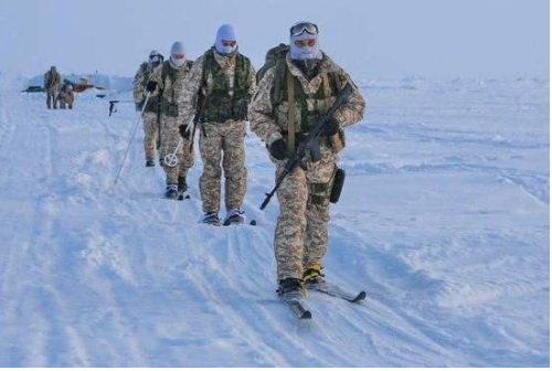 中国军官在西伯利亚进行可怕生存训练 仅配指南针