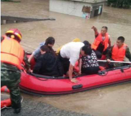云南威信发生洪涝灾害多人被困