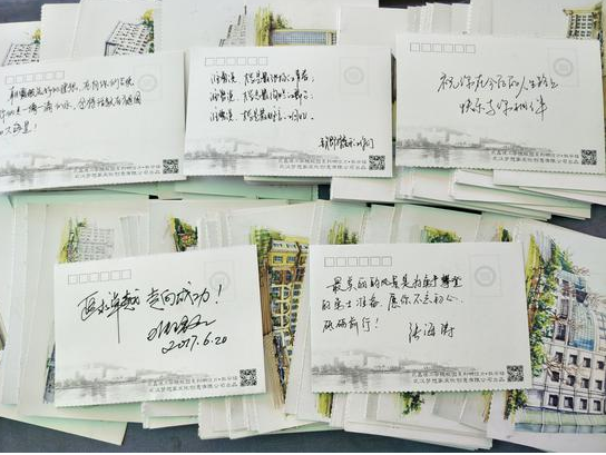 武汉高校师生手写300余张明信片赠别毕业生