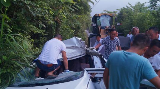 巨石击中轿车司机遇难两人被困 警民徒手救援