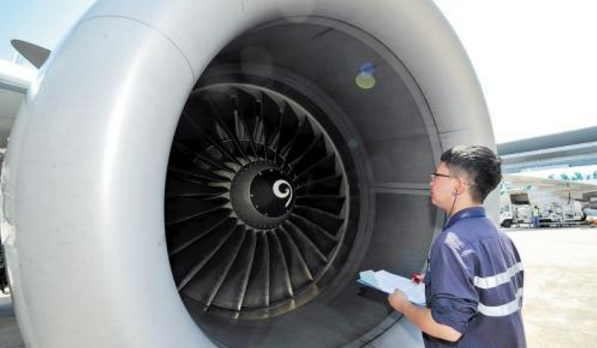 高温下的飞机维修工：零距离接触超100℃发动机
