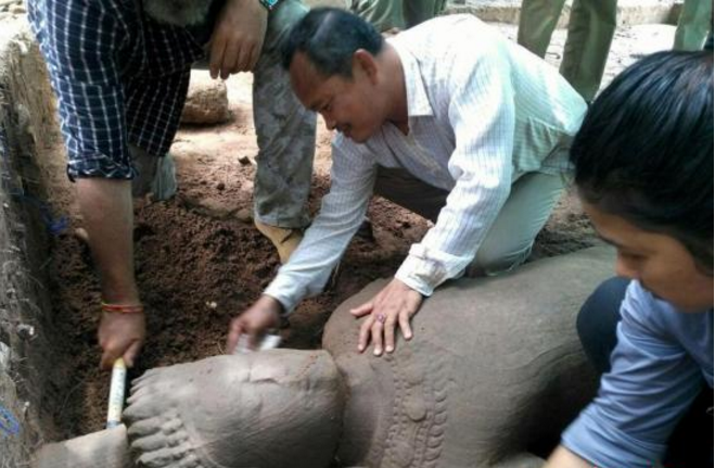 柬埔寨吴哥窟挖出700年前雕像 手臂与腿部断裂