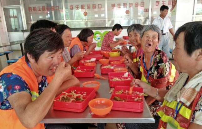 江苏睢宁环卫工吃上“爱心午餐” 城管局：将免费进行到底