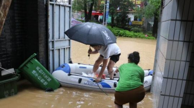 广西柳州：小木舟和皮筏艇变身水上“公共巴士”