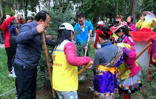 青海·南京两地青少年手拉手共植友谊树 搭建友谊桥梁