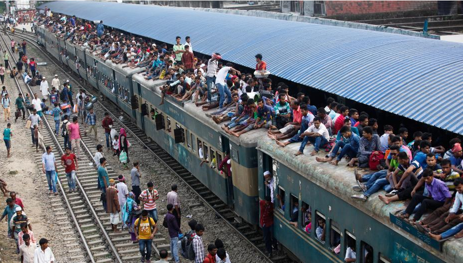 孟加拉民众返乡过宰牲节 火车轮船齐“开挂”