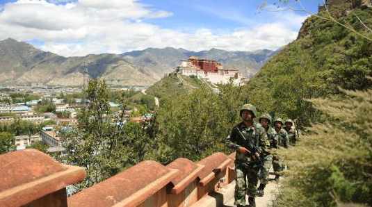 西藏与布达拉宫遥遥相望的“守山兵” 为祖国戍边
