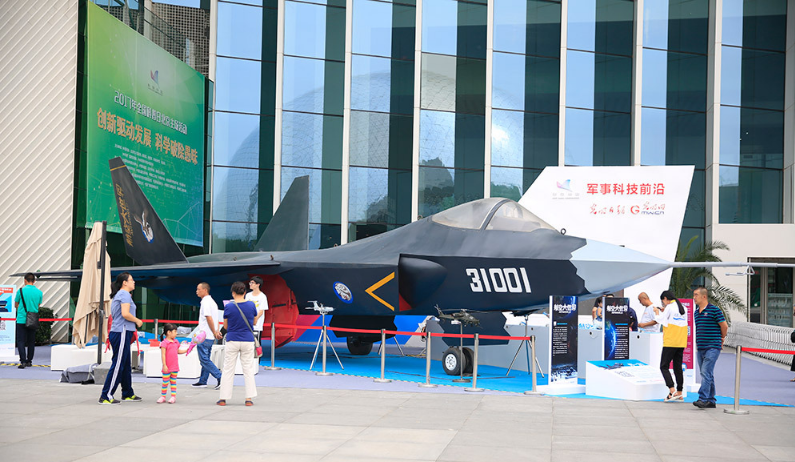 北京上演科普盛宴 军事科技展览最“燃