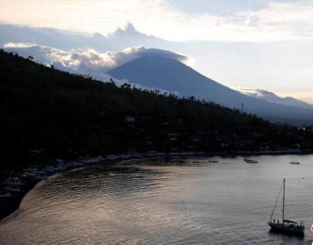 巴厘岛火山快活动频繁 1天震动500次 近6万人已撤离