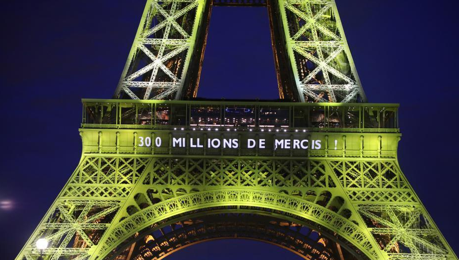 巴黎埃菲尔铁塔点亮七彩灯光 喜迎第3亿名游客