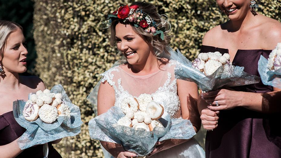 澳洲新娘不要浪漫鲜花 手捧甜甜圈嫁人