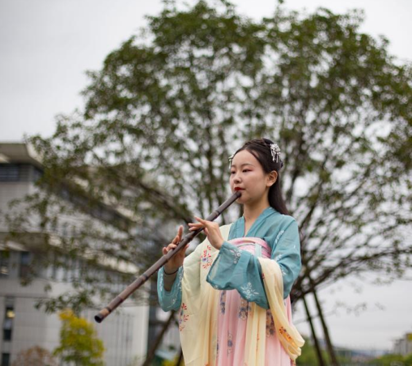 南京邮电大学120岁“丹桂”飘香 学生着汉服赏花吟诗