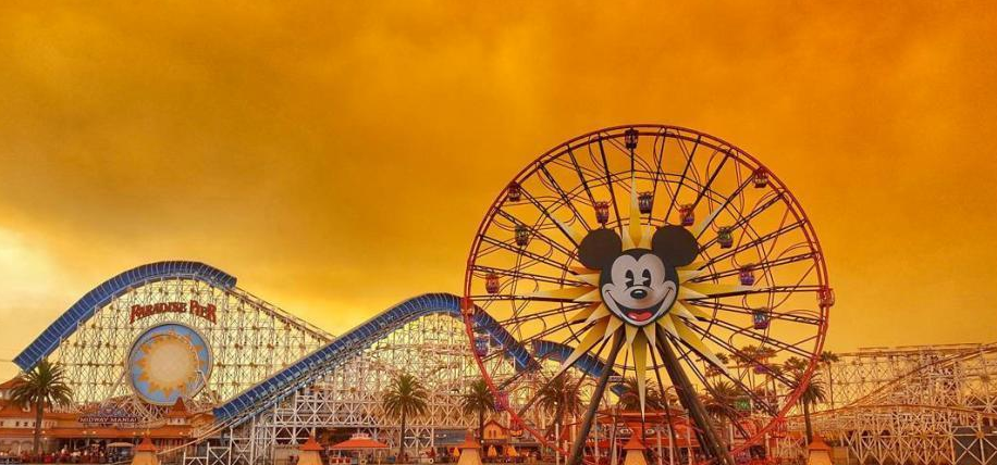 山火的威力 美国加州迪士尼乐园背景变橙色