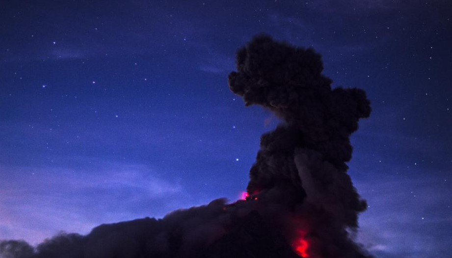 印尼锡纳朋火山喷发 火山灰形成巨大烟柱
