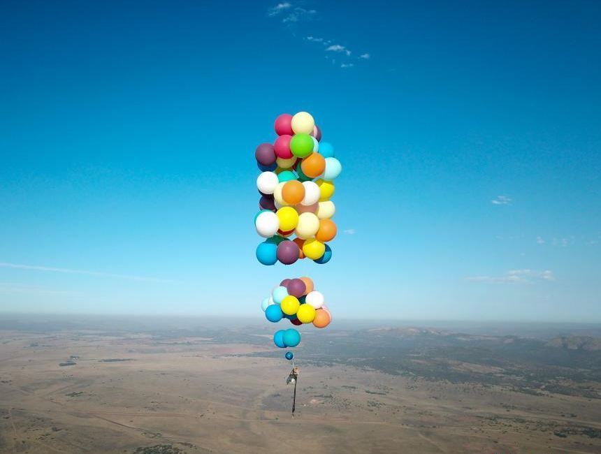 牛人用气球绑椅子 坐着飞上数千米高空