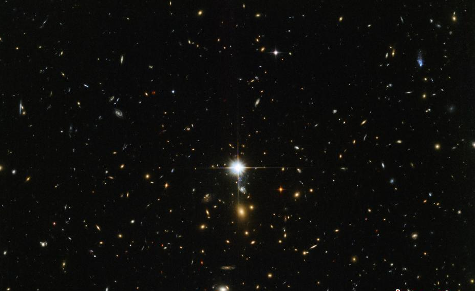 NASA发布哈勃拍摄星系团照片