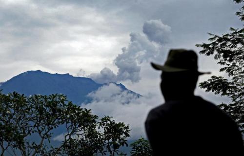 印尼峇厘岛阿贡火山或时隔50年喷发 居民急逃难