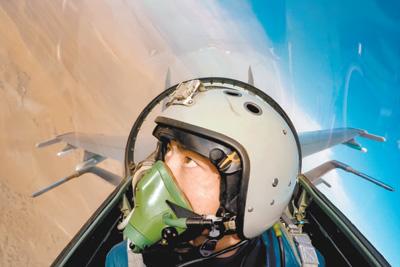 中国空军“金头盔”飞行员：胜利之后只能高兴一秒