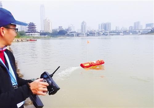 水上救生遥控机器人亮相南宁 一次能救4个落水者