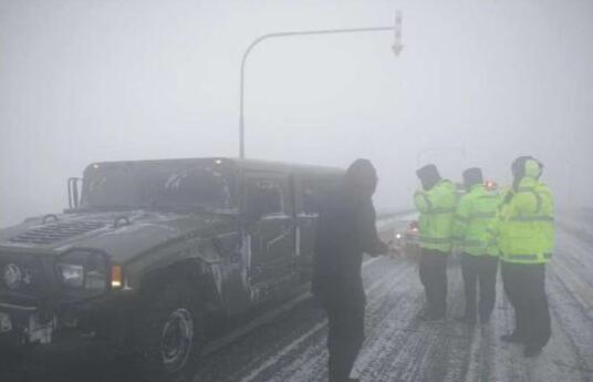 新疆额敏境内遭遇风吹雪能见度不足1米 交警一线参与救援