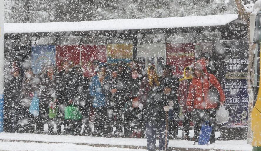 山东烟台遭暴雪袭击 民众艰难出行