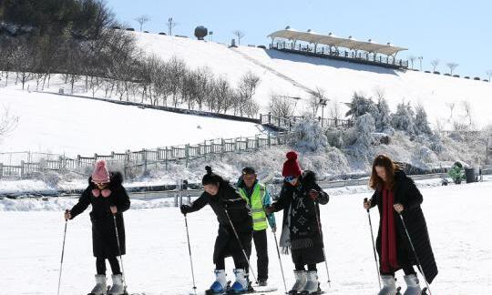 浙江安吉旅游新添冬日亮点 首座露天滑雪场迎来新体验