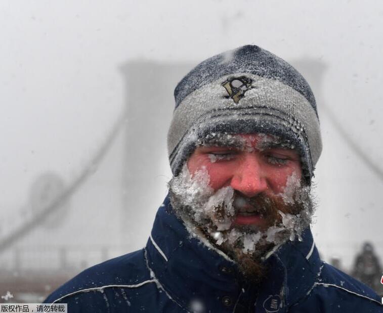 “炸弹气旋”为纽约带来暴雪 行人满脸冰碴