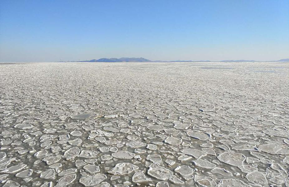 渤海湾结冰 一眼望去如两极冰原