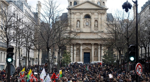 上百名法国中学生走上巴黎街头 抗议教育改革