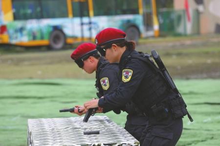 蒙眼拆装枪 成都女特警仅用了23秒