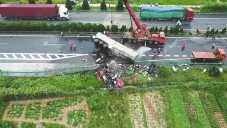 京港澳高速车祸亲历者：两车相撞一声巨响，我第一个爬出来