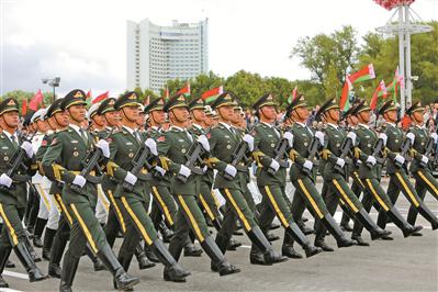 白俄罗斯举行独立日阅兵式 解放军仪仗队应邀参加