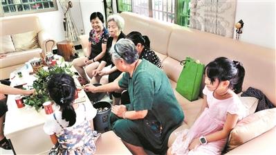 雇主跟保姆回乡 新养老模式悄然兴起