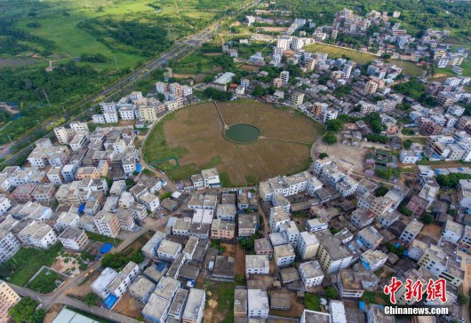 航拍海口四百年古村 规划布局似“太极图”