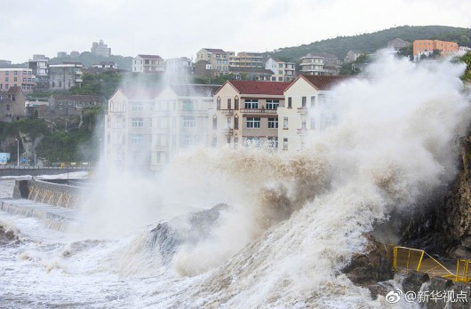 超级台风登陆浙江 沿海一带巨浪拍岸