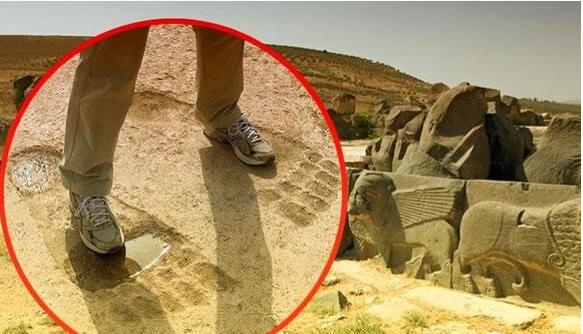 神庙前的脚印令人匪夷所思 1米大脚印至今仍是谜