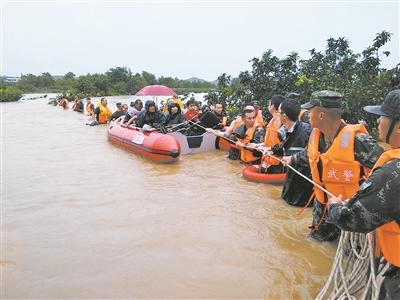 官兵紧急驰援解救受灾群众