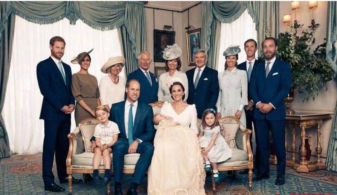 英国王室最新全家福 路易小王子完美笑容