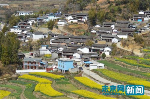 修路打通扶贫“捷径” 告别黑土墙村民住上混凝土房