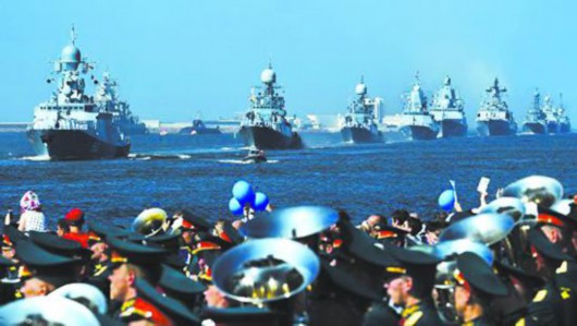 俄用阅舰式为海军庆生 普京：今年将接收26艘新舰