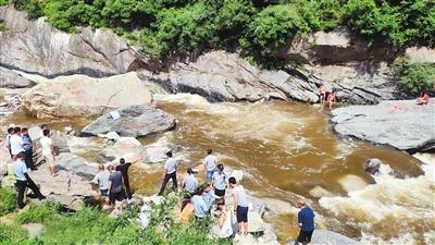 三人下河玩水被困  警民合力成功救援