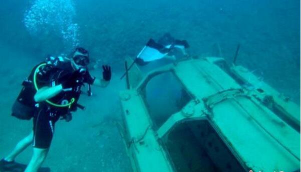黎巴嫩水下军事公园:坦克上长珊瑚 鱼在那产卵