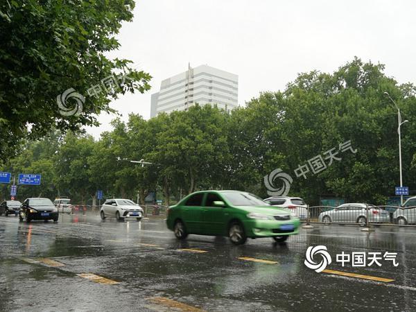 东北西北暴雨来袭 南方多地高温复燃