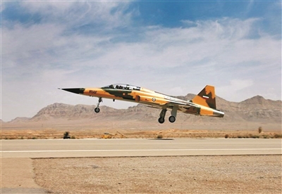 伊朗新型国产战机公开亮相 具备精确打击能力