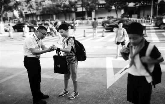 校长每天在校门口迎接孩子和1000名学生打招呼