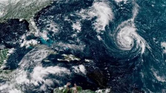 正在大西洋上缓慢靠近美国的飓风佛罗伦萨